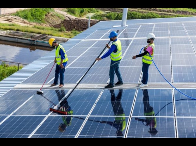 three-workers-cleaning-solar-panels-600x400-1